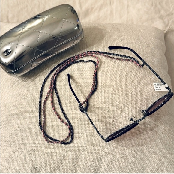 Chanel Silver Tone/Pink 4245 Chain Detail
Round Sunglasses